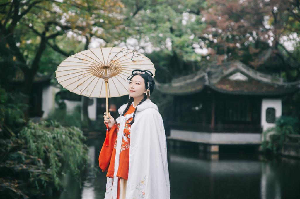 汉服少女浓眉大眼唇红齿白图片