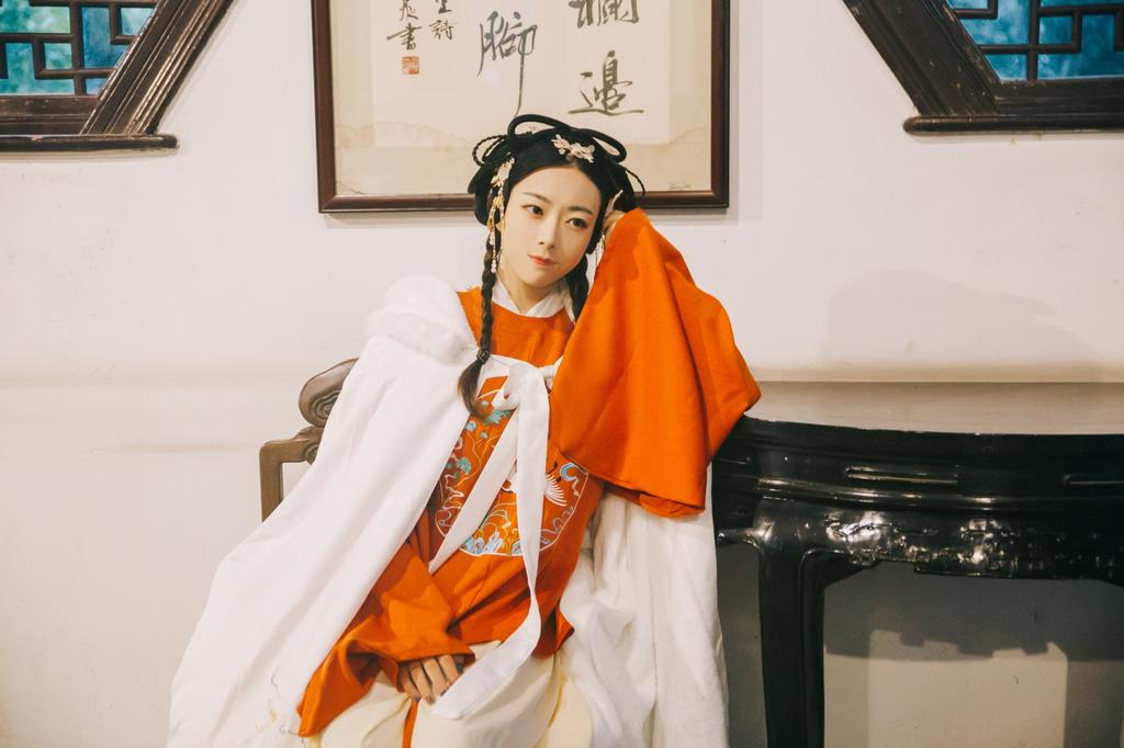 汉服少女浓眉大眼唇红齿白图片