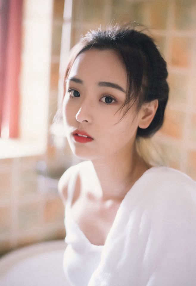 春光乍泄的大美女居家左扭右摆美少妇写真摄影