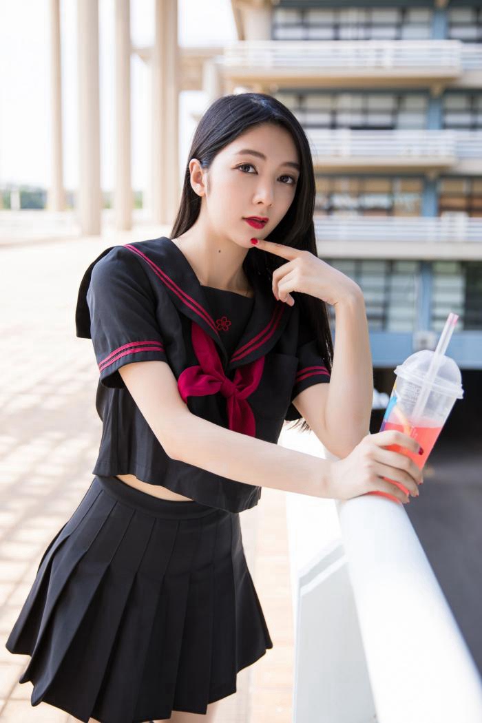 春光乍泄的大美女居家左扭右摆美少妇写真摄影