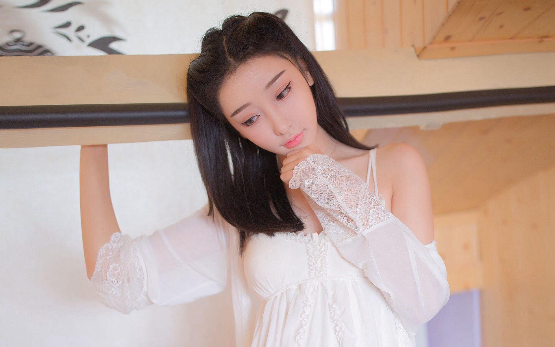 春光乍泄的大美女居家左扭右摆美少妇写真摄影