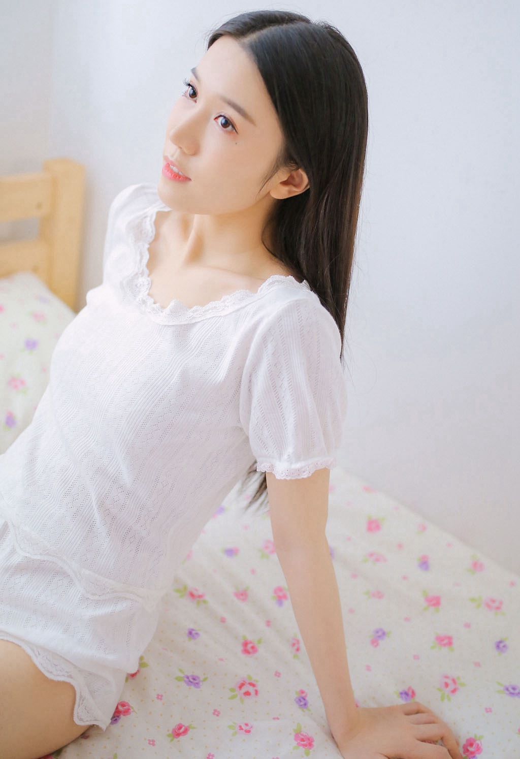 春光乍泄的大美女居家左扭右摆美少妇写真摄影