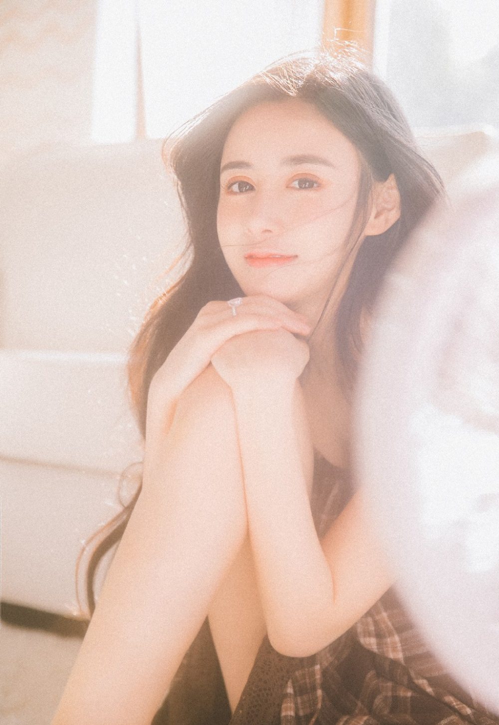 春光乍泄的大美女居家左扭右摆美少妇写真摄影