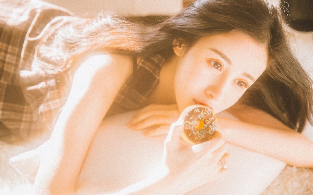 春光乍泄的大美女居家左扭右摆美少妇写真摄影