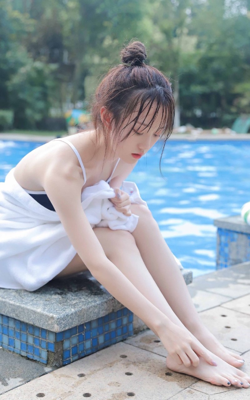夏日死库水泳衣湿身美女泳池白嫩肉体摄影性感诱人写真