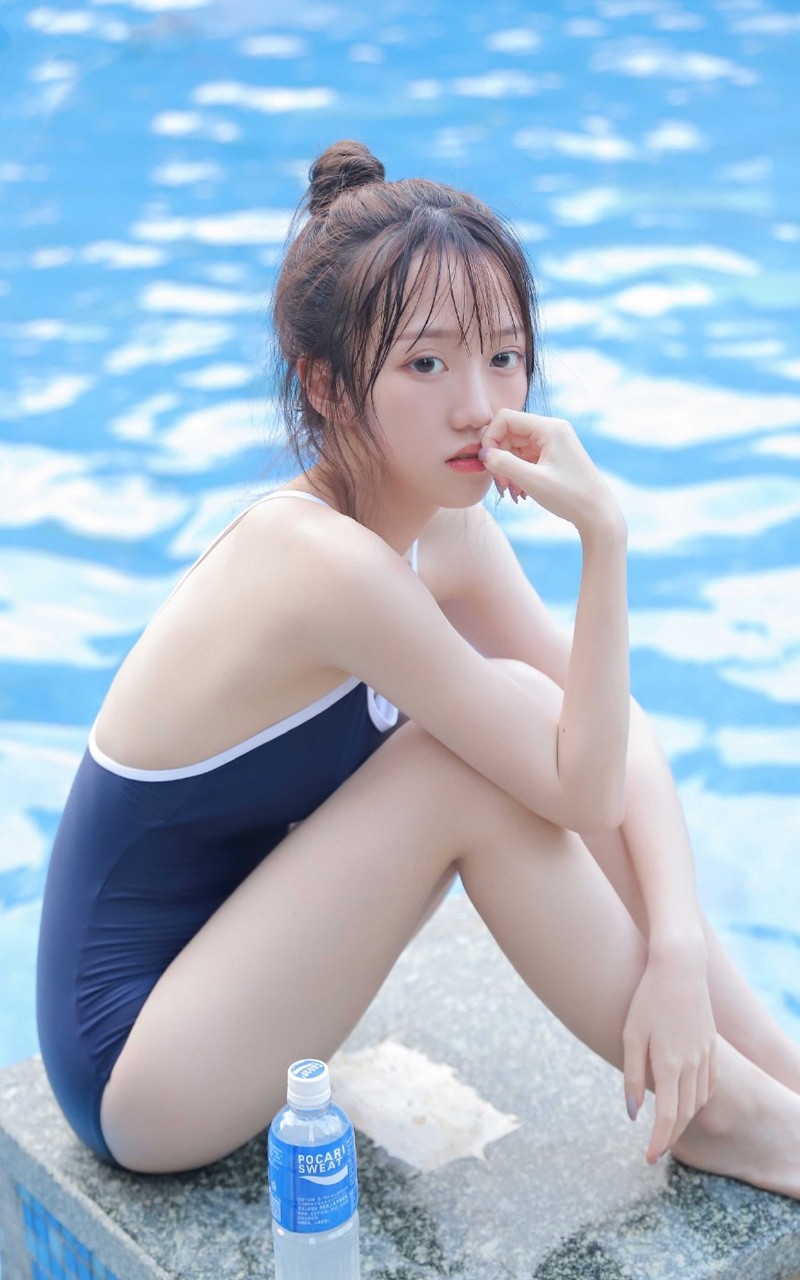 夏日死库水泳衣湿身美女泳池白嫩肉体摄影性感诱人写真