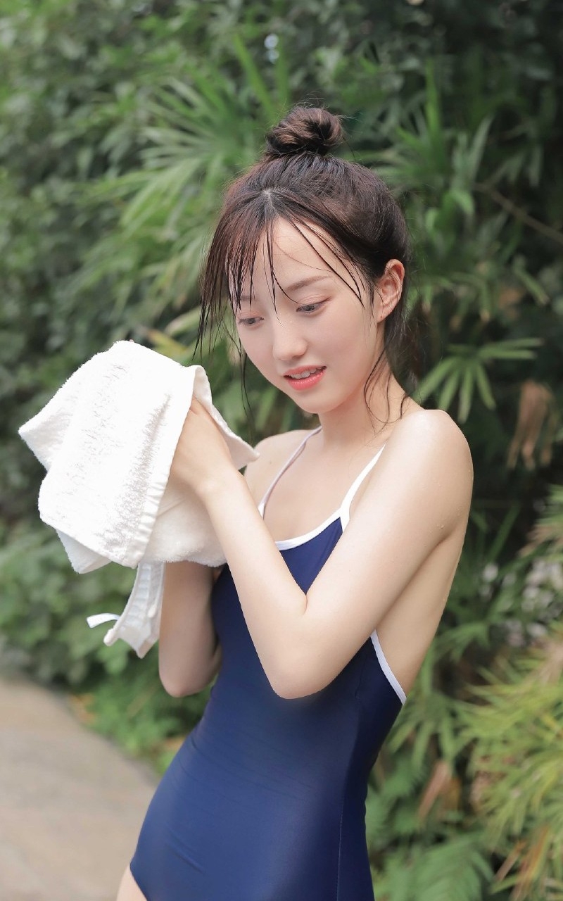 夏日死库水泳衣湿身美女泳池白嫩肉体摄影性感诱人写真