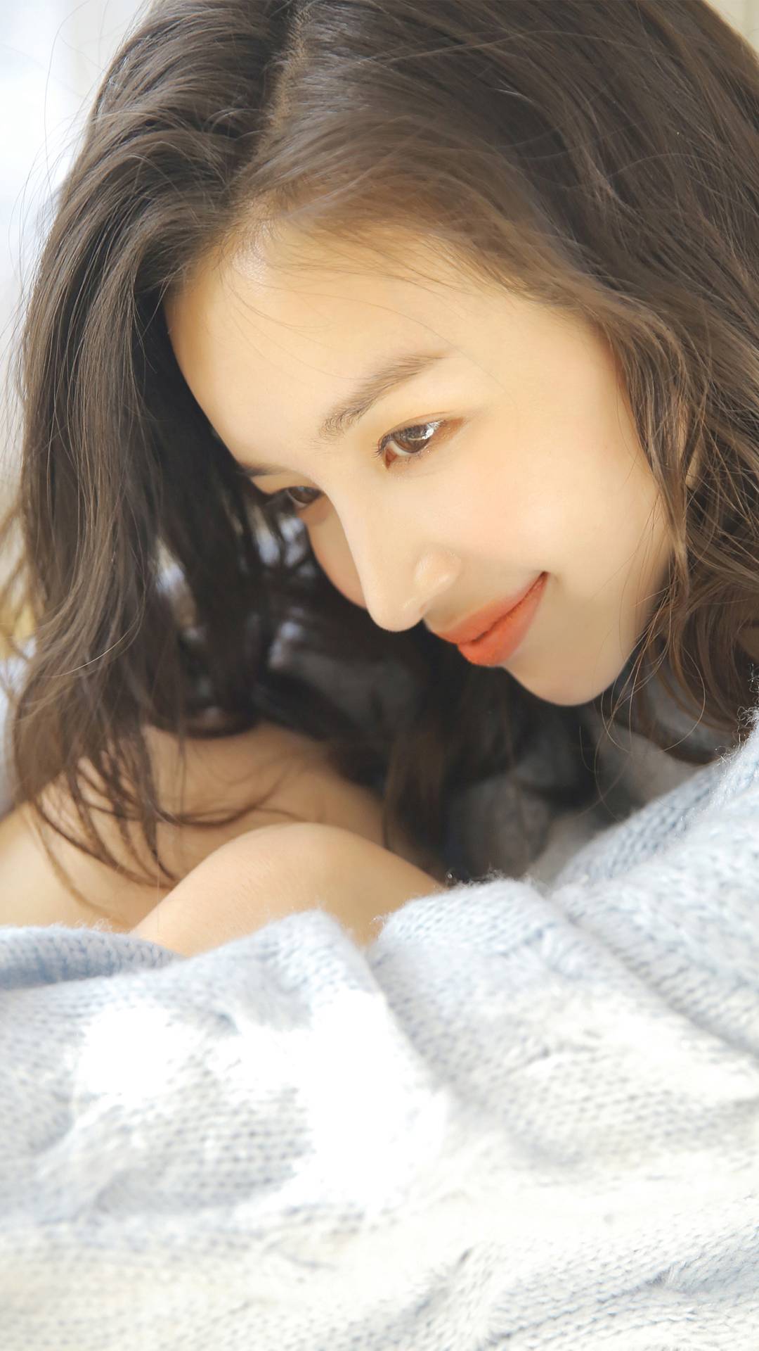 白丝美女精致侧颜甜美笑容图片