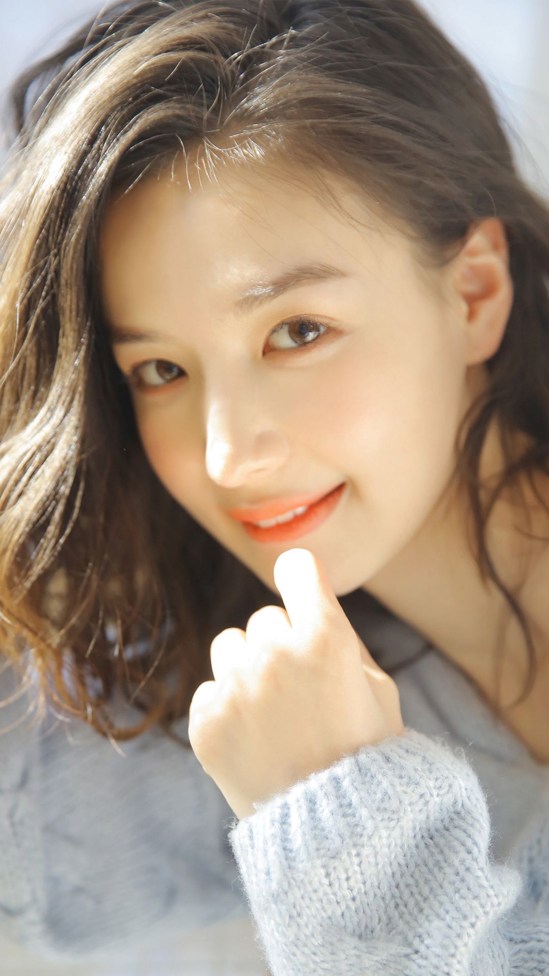 白丝美女精致侧颜甜美笑容图片