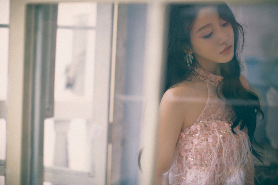 姜贞羽粉色羽毛短裙梦幻甜美写真