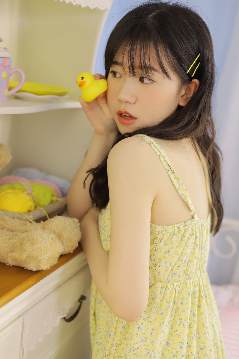 吊带少女粉面桃腮唯美养眼写真