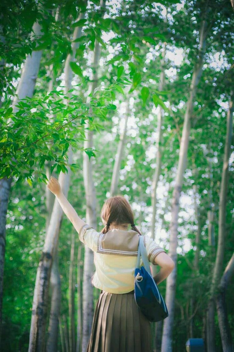 清纯双马尾美少女短裙户外黑丝美腿日常生活照图片