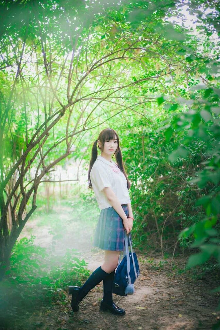 清纯双马尾美少女短裙户外黑丝美腿日常生活照图片