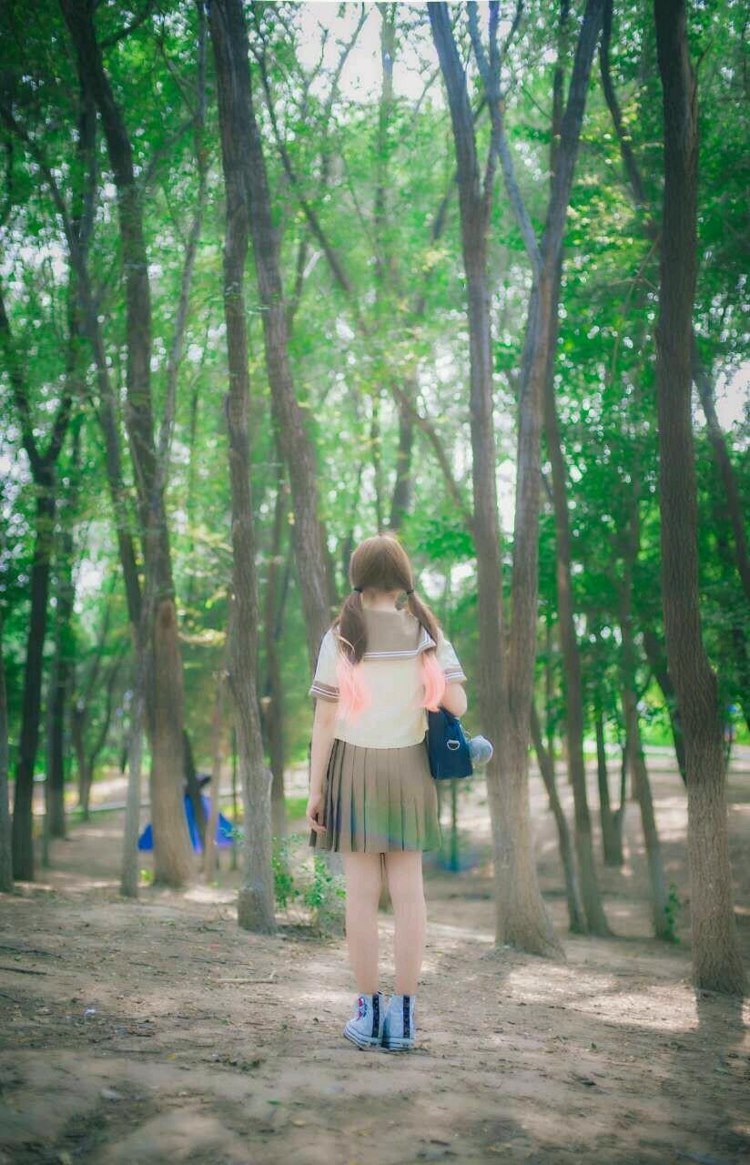 清纯双马尾美少女短裙户外黑丝美腿日常生活照图片