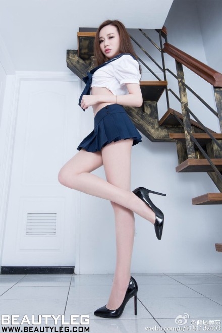 性感超短裙美少妇丝袜美腿写真