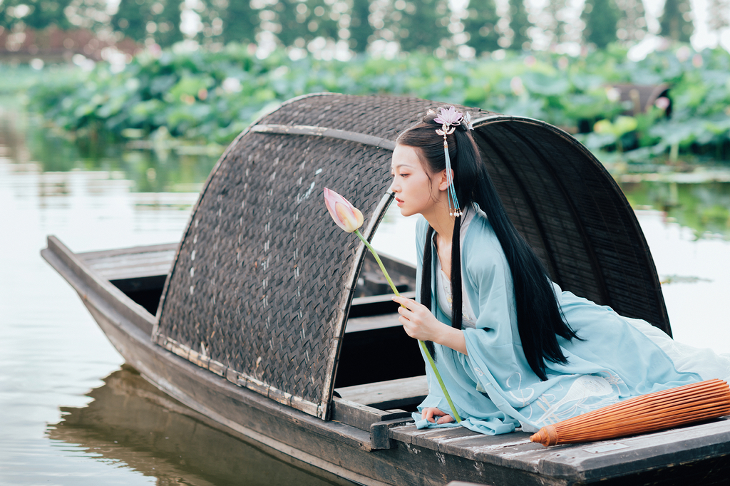 高清古装美女青衣罗裙妖娆身姿荷塘戏水唯美写真