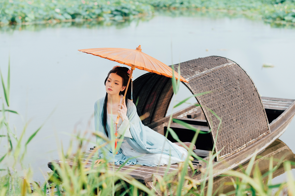 高清古装美女青衣罗裙妖娆身姿荷塘戏水唯美写真