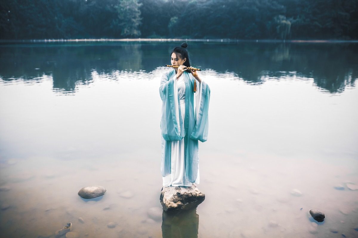 竹林里的古装女侠美女