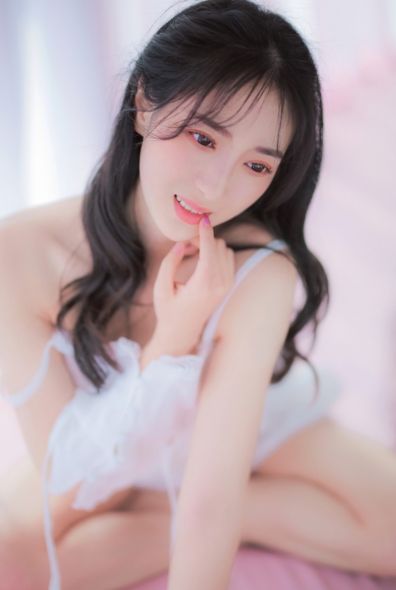 极品尤物肌肤胜雪诱人美女图片