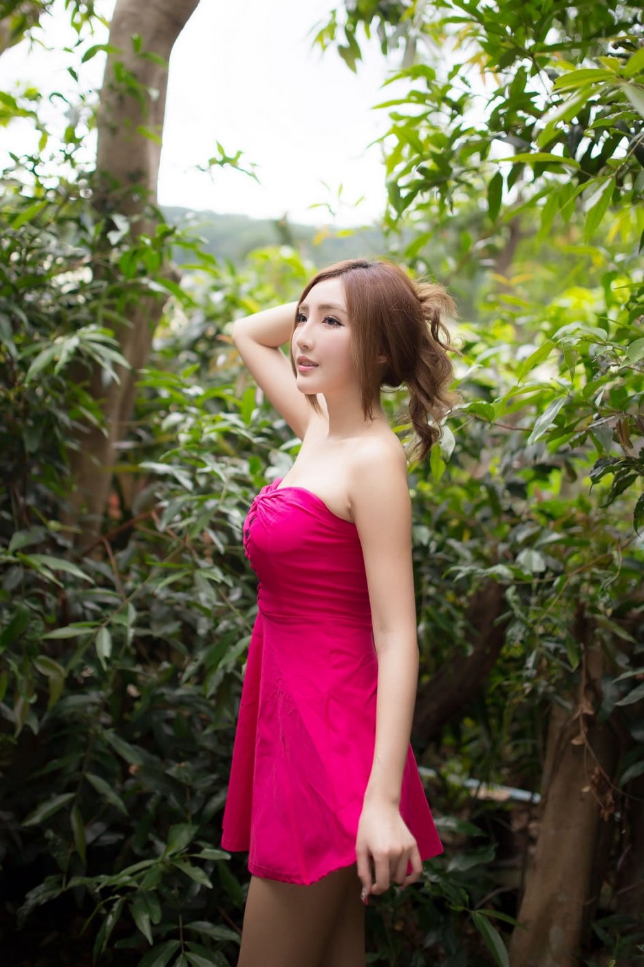 大胆女人周于希超短裙诱惑翘臀高清图