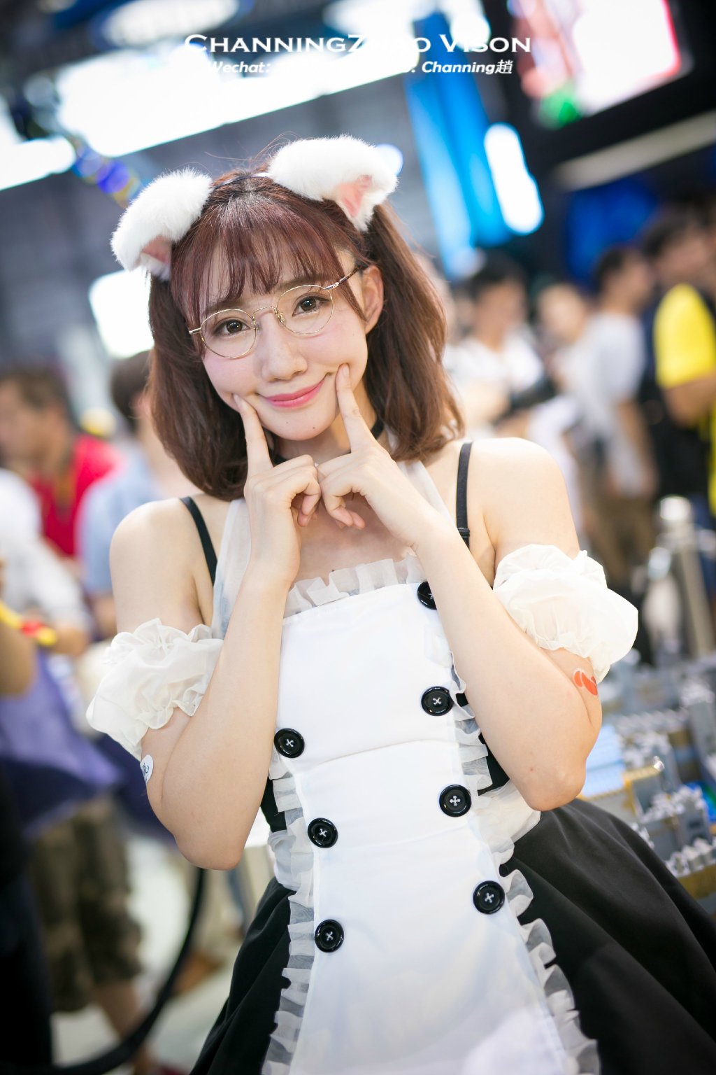 肉肉白皙的眼镜妹子女仆装