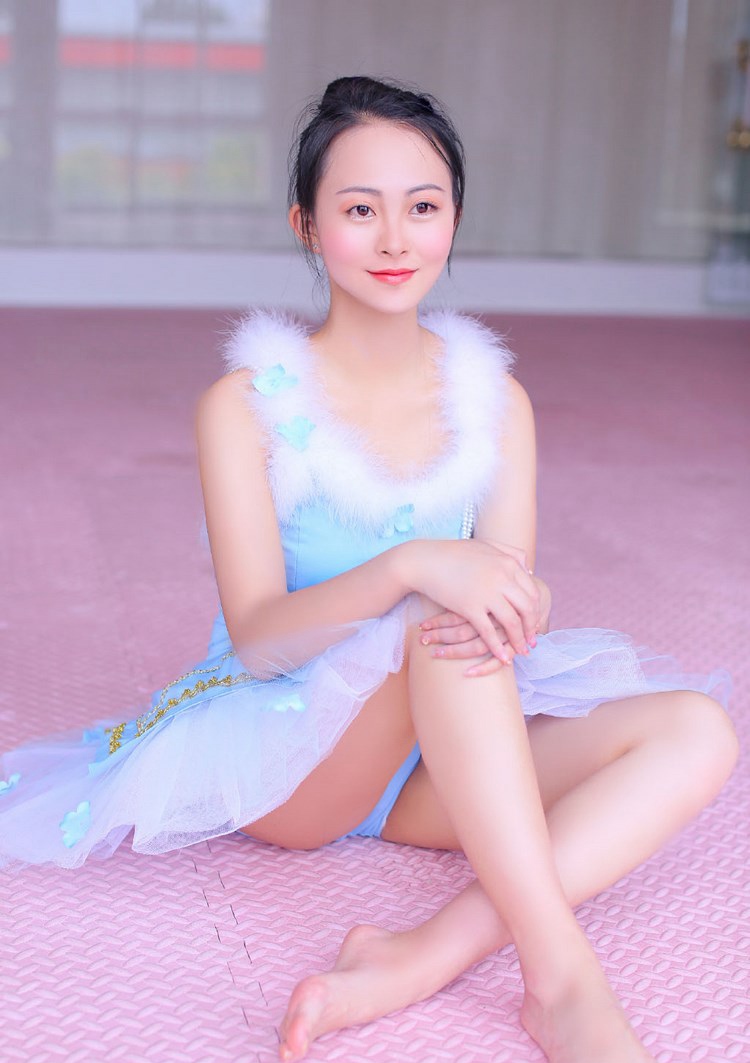 酷似林忆莲的小眼睛美女