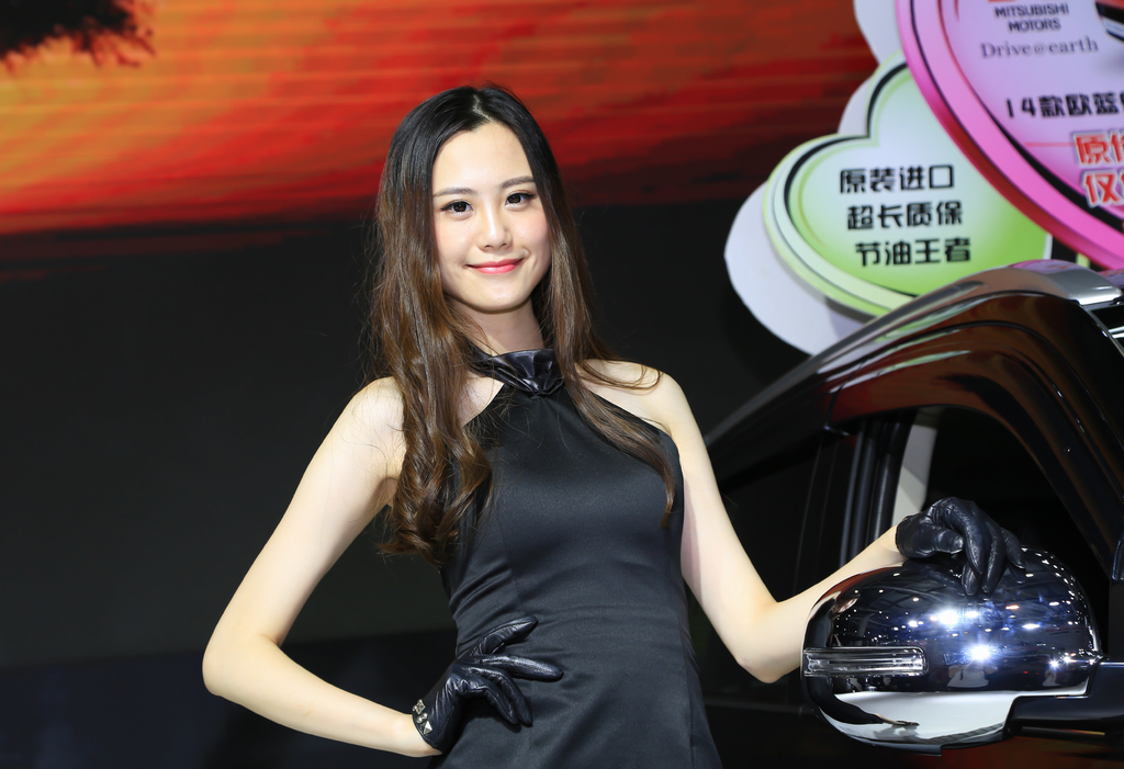 蜂腰爆乳的美女车模姿态妩媚销魂艳丽人体艺术摄影