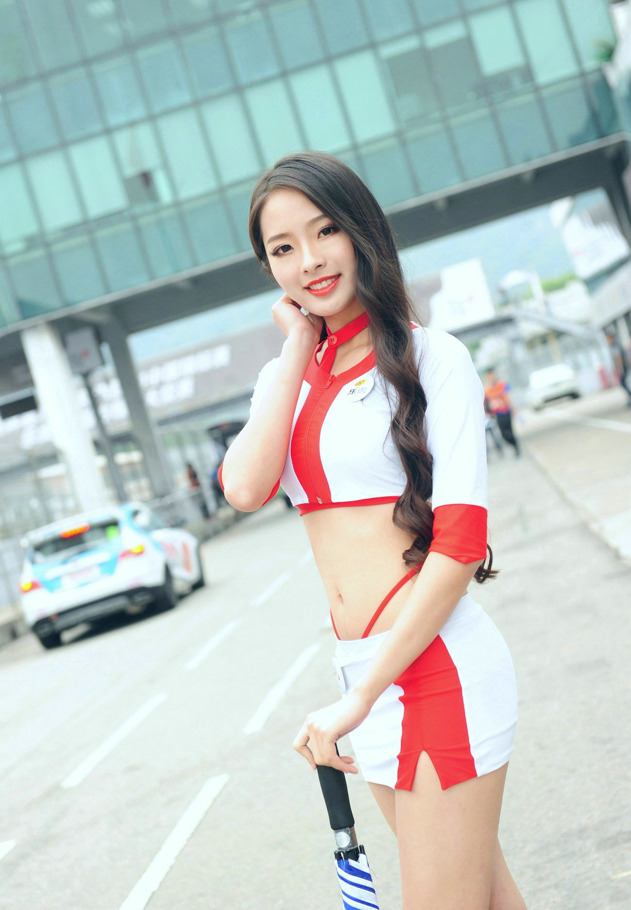 嫩白如雪肌肤性感身材少妇当车模