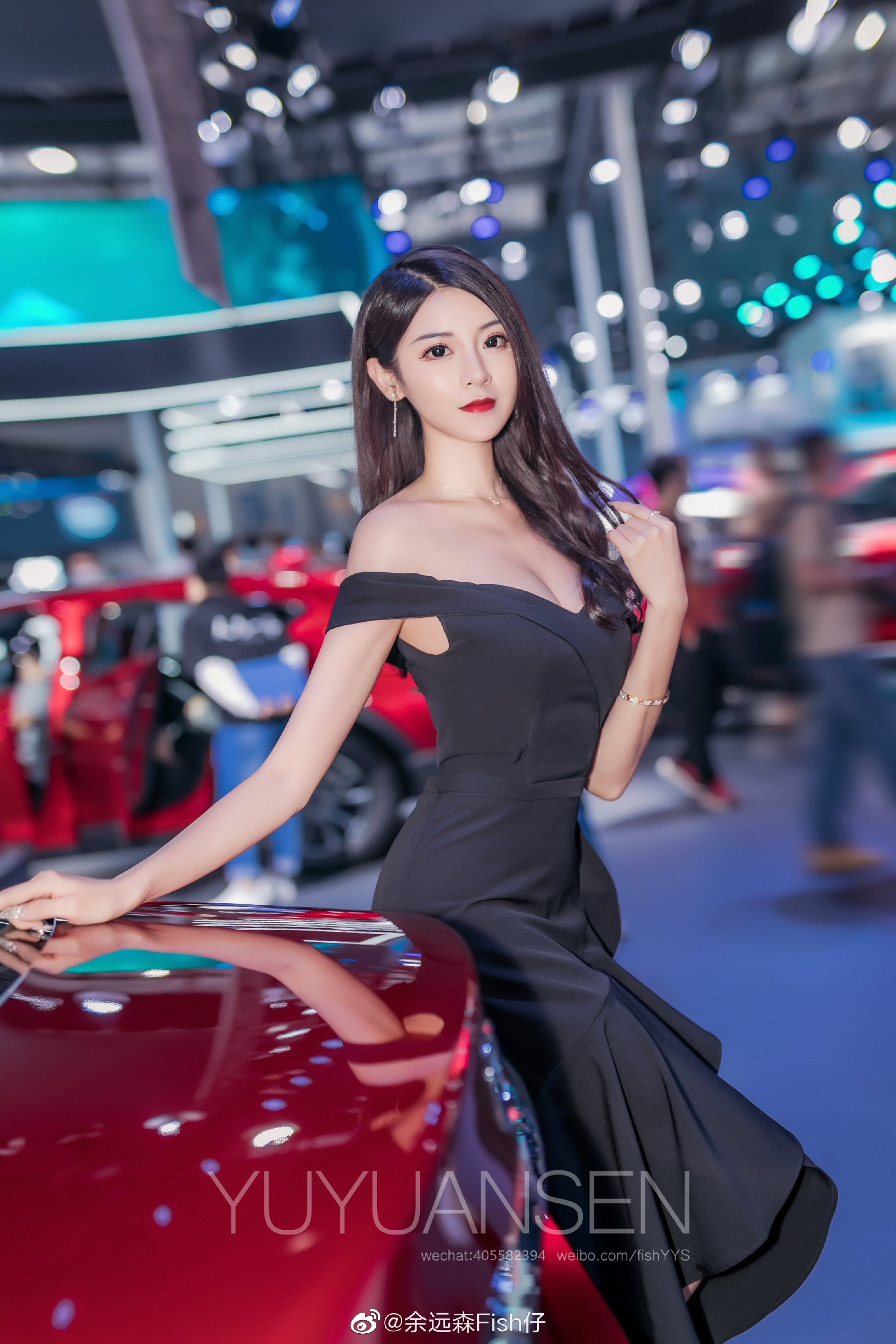 红唇雪肤美女车模前凸后翘辣图