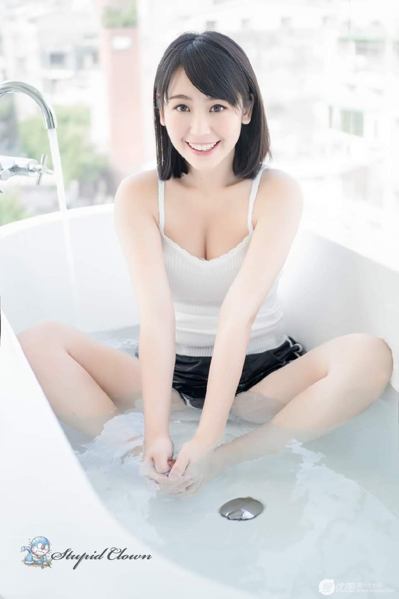 齐肩短发美女浴室湿身诱惑写真