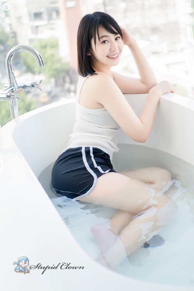 齐肩短发美女浴室湿身诱惑写真