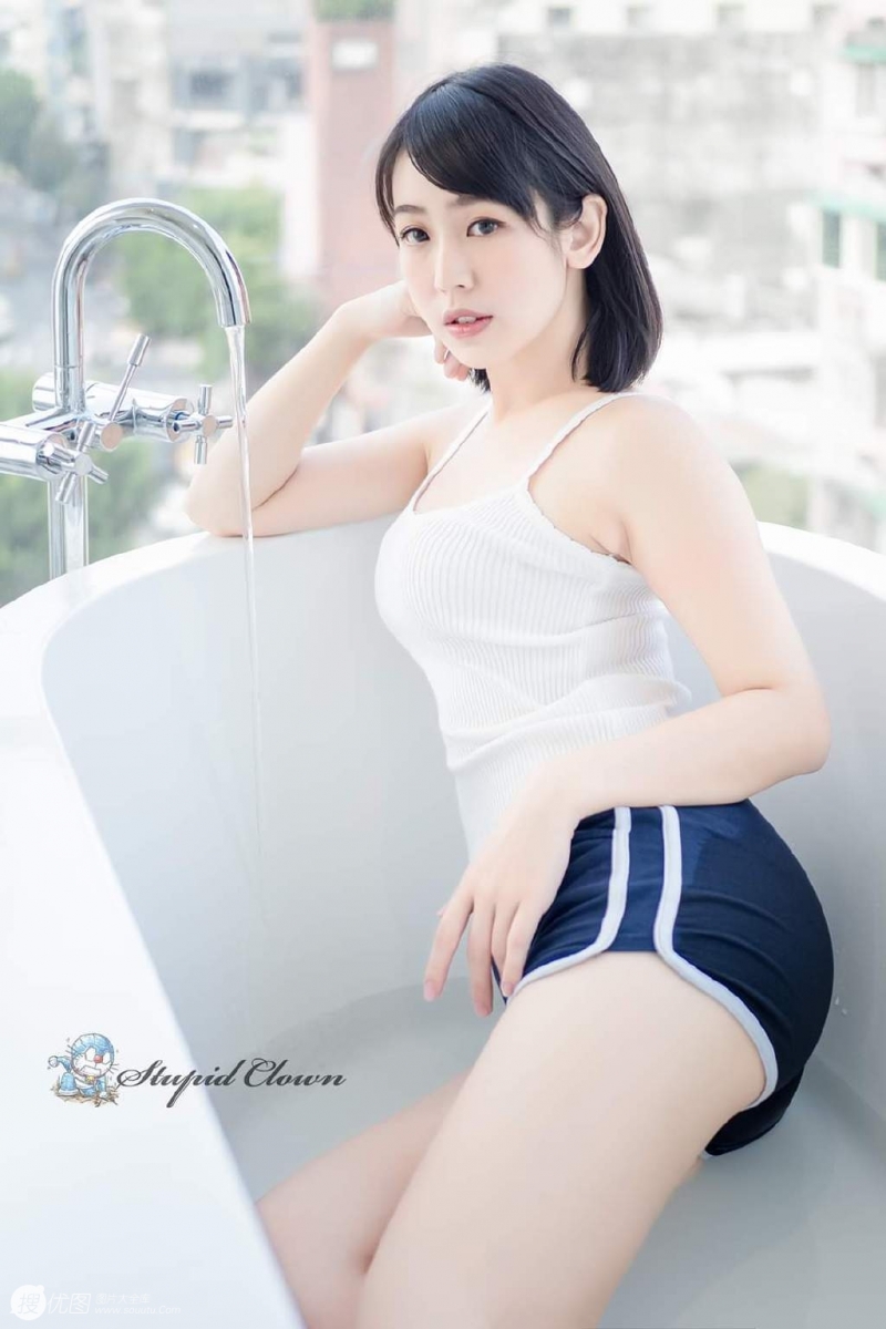齐肩短发美女浴室湿身诱惑写真
