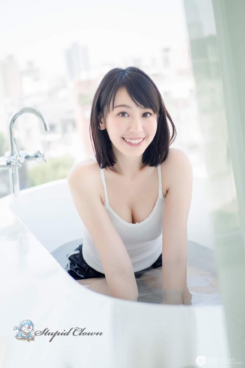 齐肩短发美女浴室湿身诱惑写真
