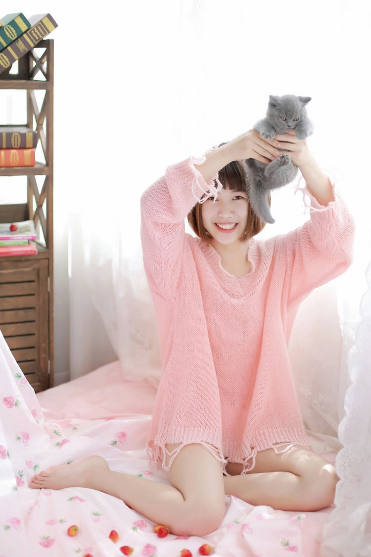 清纯少女粉色毛衣可爱养眼吸猫写真图片