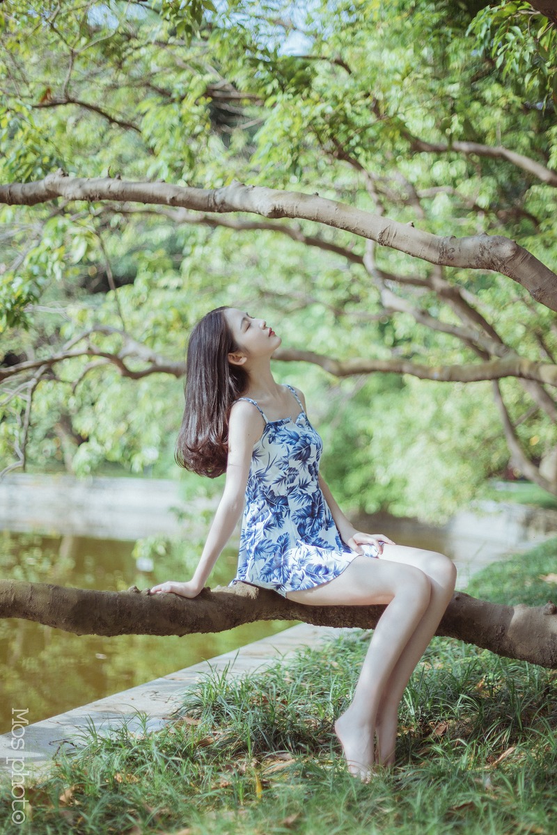 高颜值极美中分长发美女青花瓷短裙写真