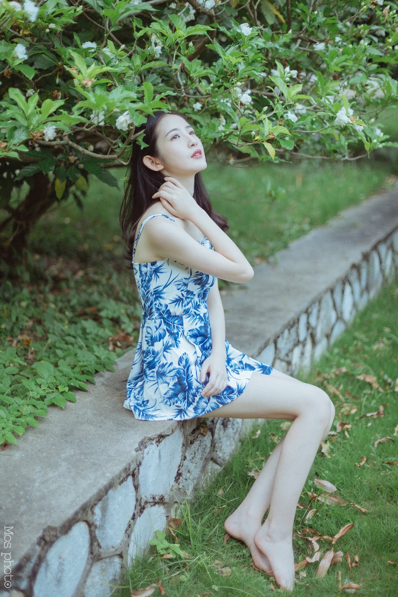 高颜值极美中分长发美女青花瓷短裙写真
