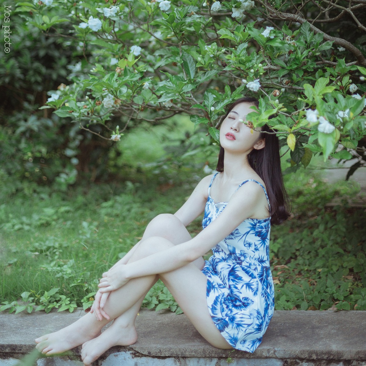 高颜值极美中分长发美女青花瓷短裙写真