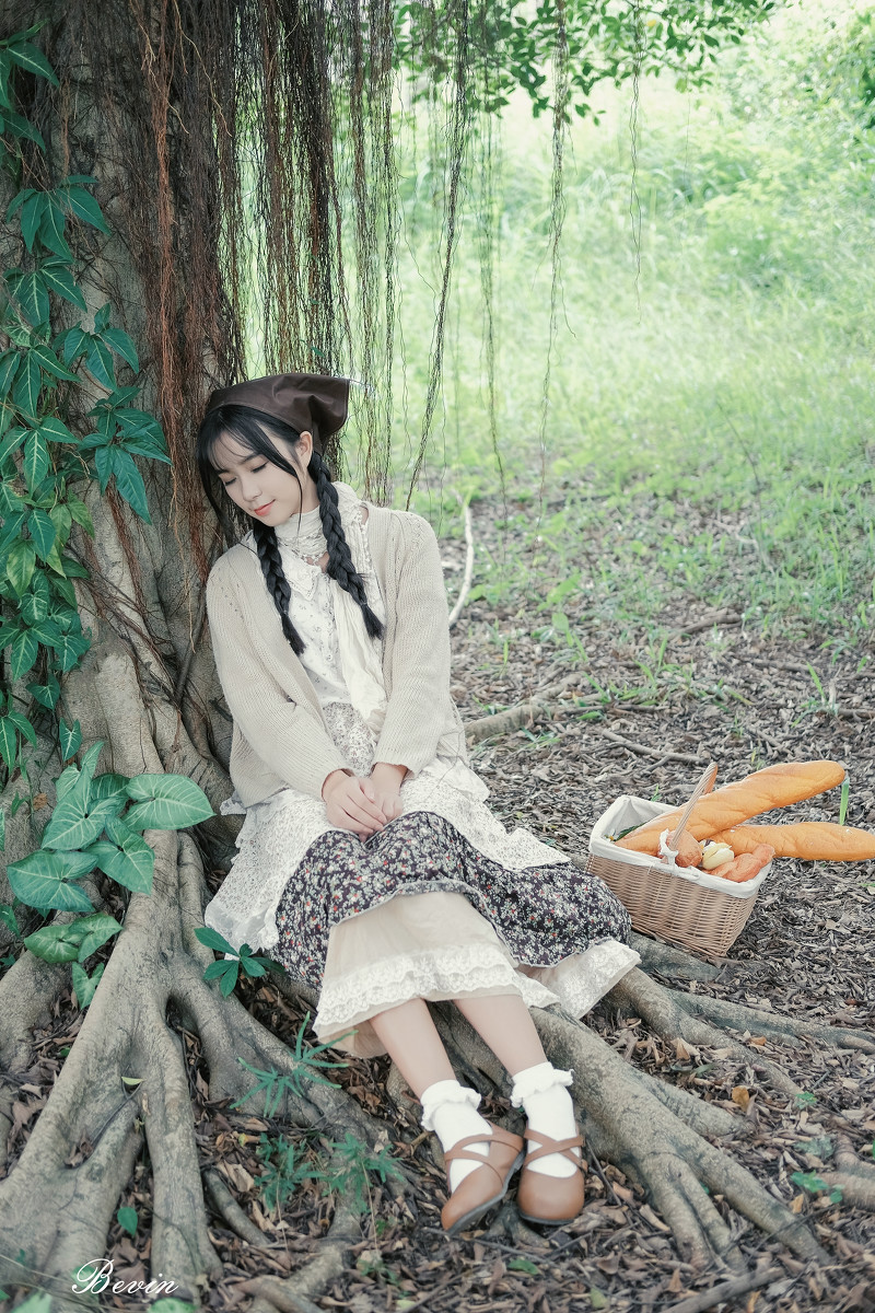 粗黑麻花辫的采茶美女