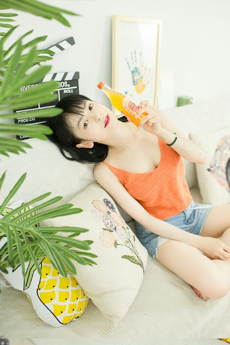 白嫩美女吊带热裤纤细苗条写真