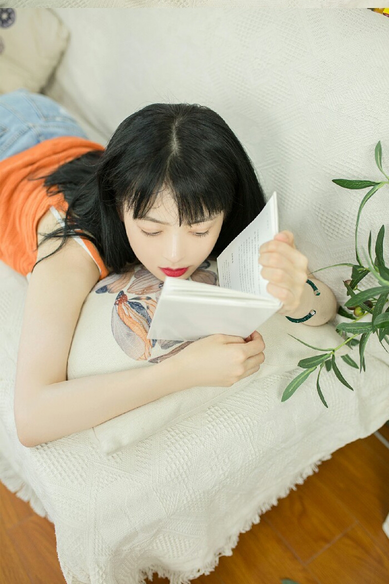 白嫩美女吊带热裤纤细苗条写真