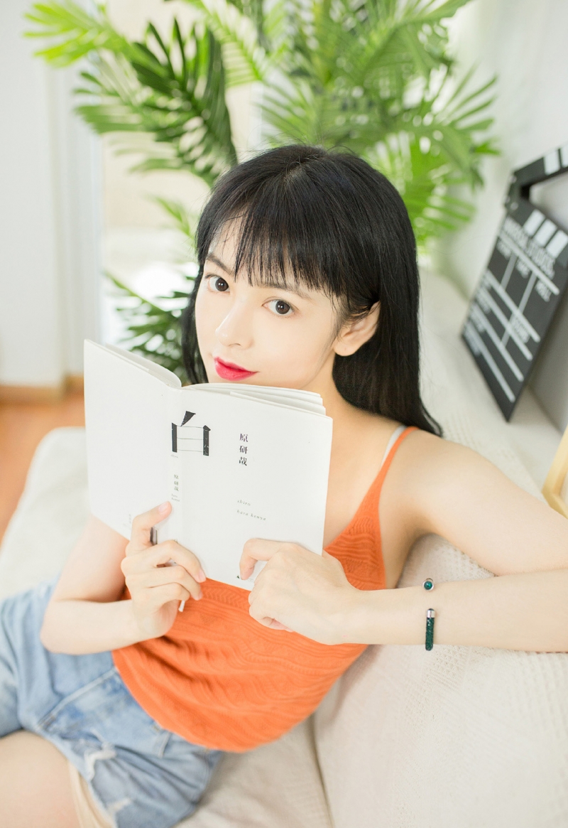 白嫩美女吊带热裤纤细苗条写真