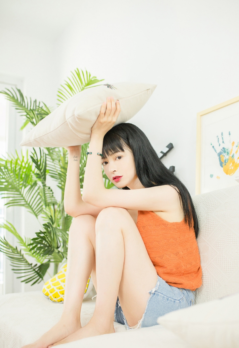 白嫩美女吊带热裤纤细苗条写真