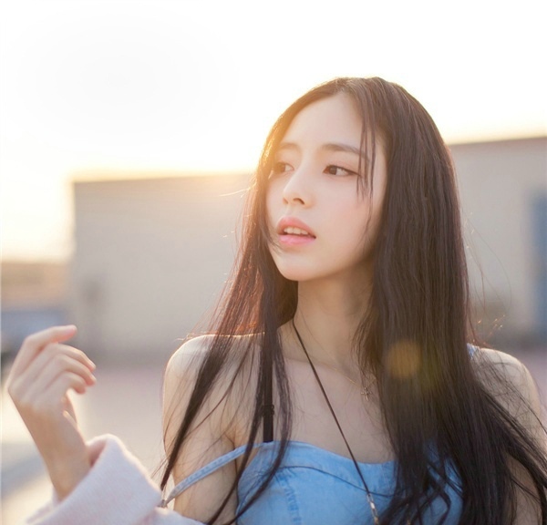 办公司的诱与惑大波美女迷人乳沟制服下的诱惑写真