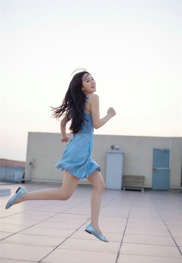 办公司的诱与惑大波美女迷人乳沟制服下的诱惑写真