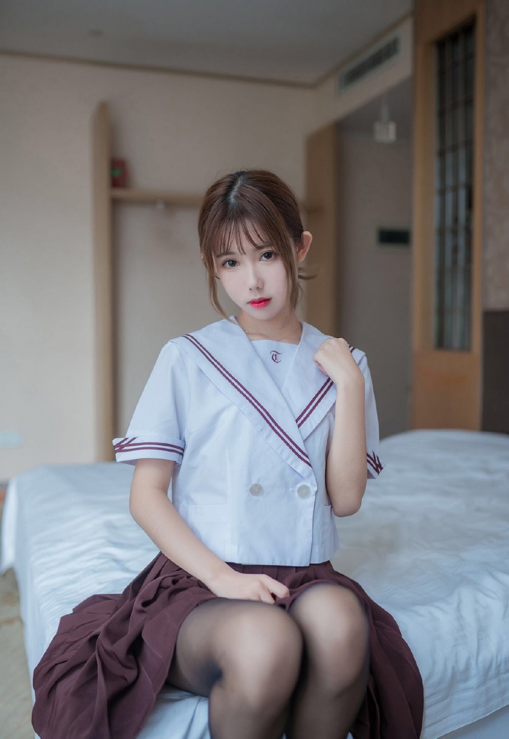 床上美女黑丝美腿制服诱惑私拍
