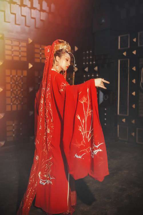 90后嫩模古装大红嫁衣唯美气质美女古风摄影