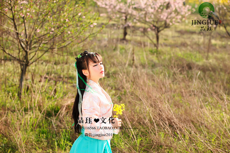 漂亮身材娇小的古装女孩