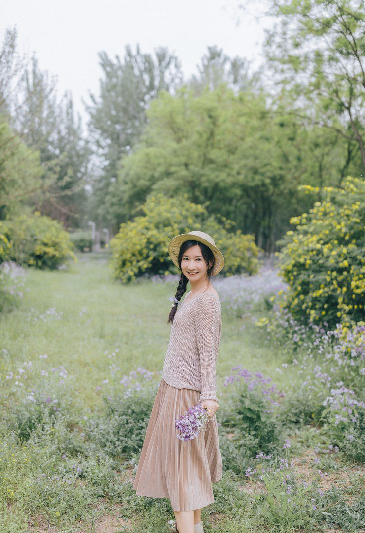 爆乳嫩妹连体背心风骚性感写真图片
