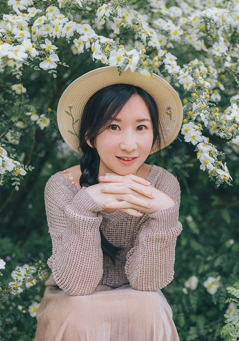 爆乳嫩妹连体背心风骚性感写真图片