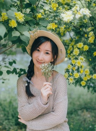 爆乳嫩妹连体背心风骚性感写真图片